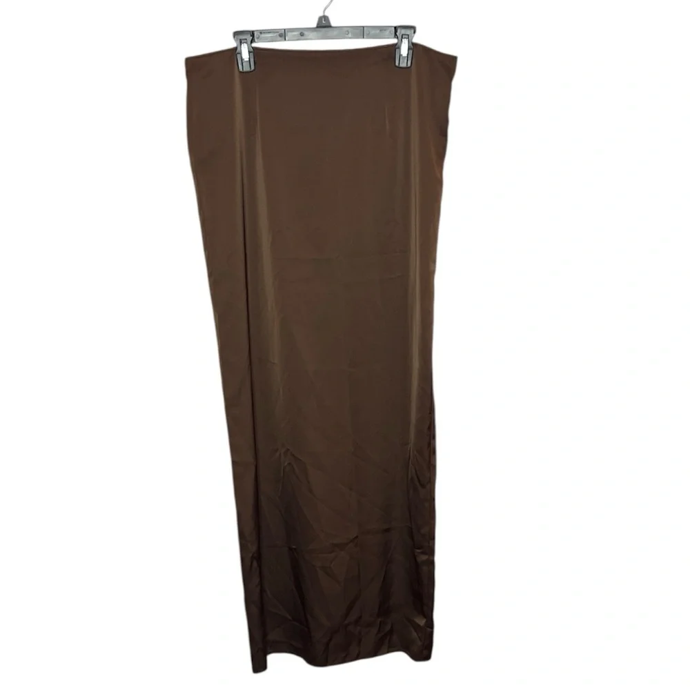 16Arlington Olwyn Back-Slit Satin Maxi Skirt. Size 14